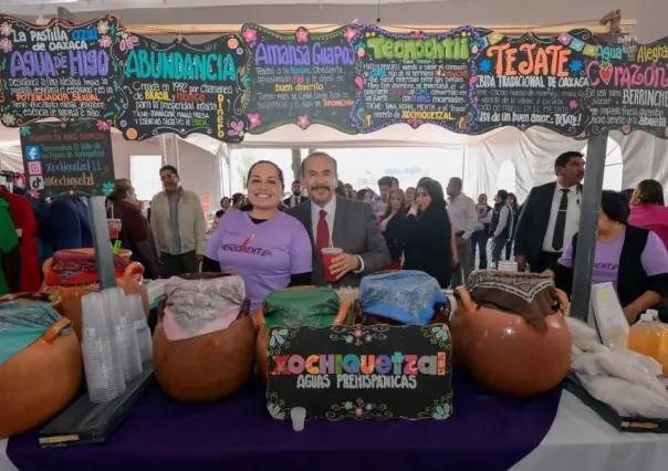 Ofrecen productos y servicios emprendedoras en bazar Mercadita en Atizapán