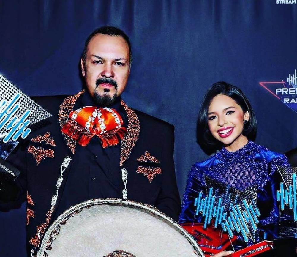 Ángela y Pepe Aguilar hacen aparición especial en fiesta de XV años. Foto. Facebook