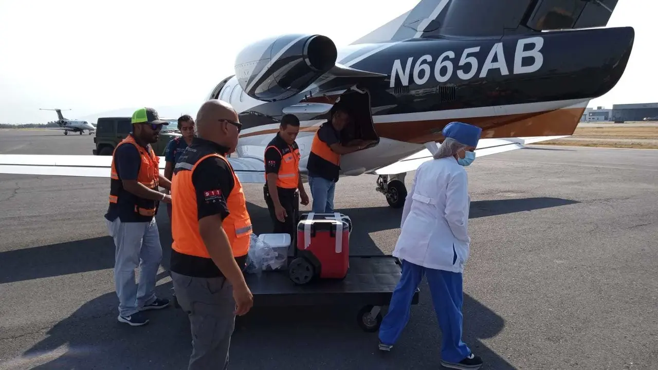 Rescatistas de Protección Civil Nuevo León recibieron unos órganos para un paciente internado en el Hospital Christus Muguerza. Fotos. PCNL