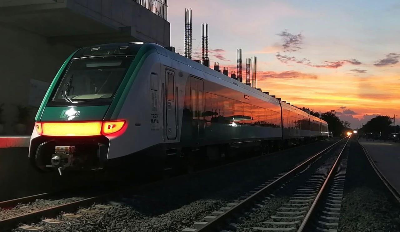 Firma AMLO decreto para entregar Tren Maya a Sedena