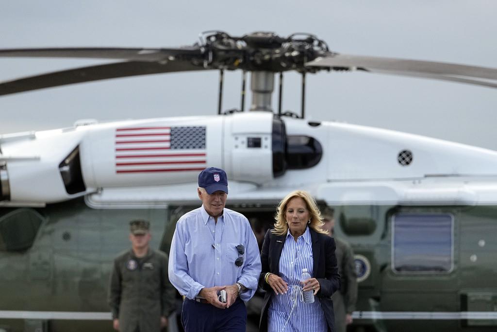 El presidente de EEUU Joe Biden y la primera dama Jill Biden caminan rumbo al avión Air Force One en el aeropuerto regional Gainesville el sábado 2 de septiembre de 2023 después de visitar las zonas afectadas por el huracán Idalia, en Gainesville, Florida.