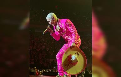 Destrozan a Christian Chávez de RBD por usar traje de charro rosa y tenis