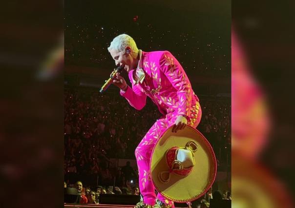 Destrozan a Christian Chávez de RBD por usar traje de charro rosa y tenis
