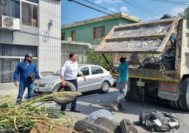 Trabajadores de Simeprode tiran basura en casa de diputado Mauro Guerra