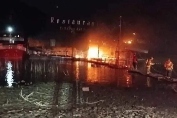 Tras enterarse de la agresión, el dueño del restaurante flotante, Mario Villarreal ofreció una recompensa en sus redes sociales para dar con los responsables. Foto: Raymundo Elizalde.