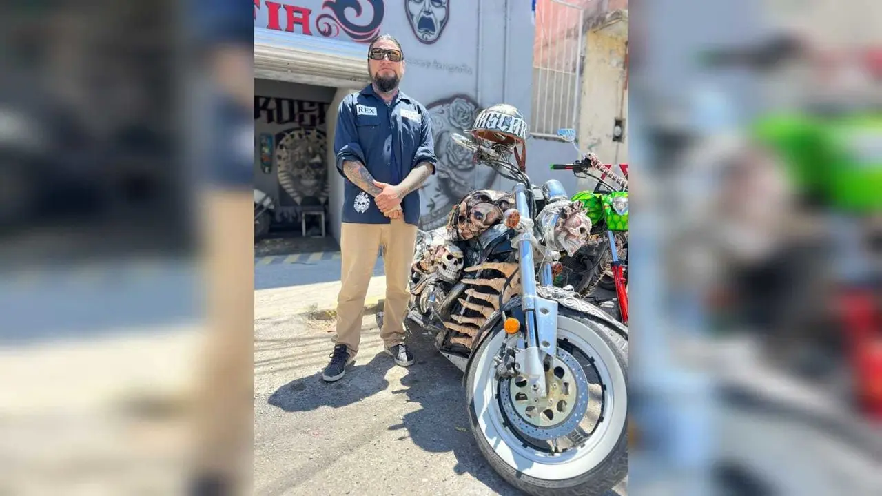 La creación favorita del artista urbano es La Huesos, una moto que personalizó con cráneos y detalles obscuros, el cual dice es su eterno proyecto. Foto: Osberto Vera