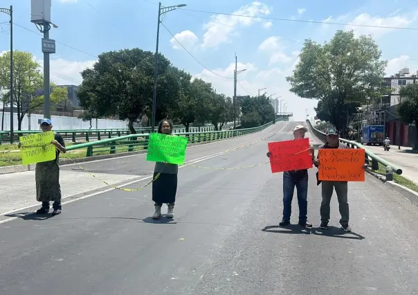 Comerciantes de la Merced bloquean vialidades por mala calidad en remodelación