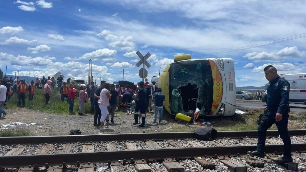 Embiste tren a camión y deja tres muertos en Hidalgo; arrestan al chofer del bus