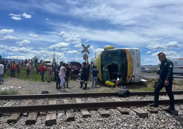 Embiste tren a camión y deja tres muertos en Hidalgo; arrestan al chofer del bus