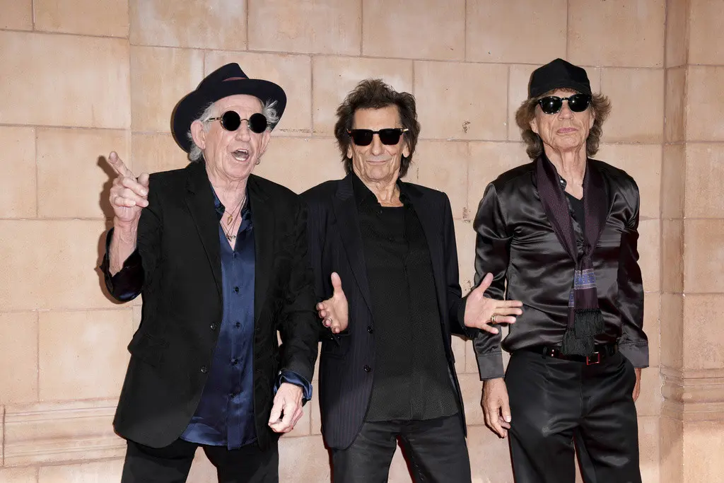 Keith Richards, de izquierda a derecha, Ronnie Wood, y Mick Jagger posan para retratos a su llegada al anuncio del lanzamiento de su álbum Hackney Diamonds el miércoles 6 de septiembre de 2023 en Londres. (Scott Garfitt/Invision/AP)