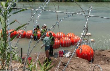 Ordena juez a Texas retirar la barrera de boyas en la frontera con México