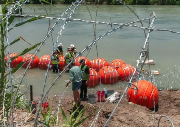 Ordena juez a Texas retirar la barrera de boyas en la frontera con México