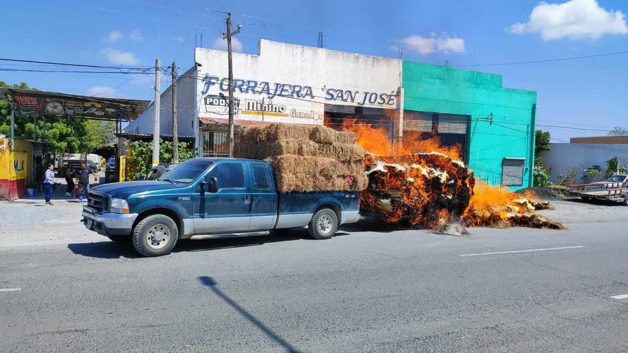 Aunque los vecinos alertaron al conductor del rastro de fuego que dejaba, no paraba de hacerlo y seguía su camino. Foto: Especial/ POSTAMX