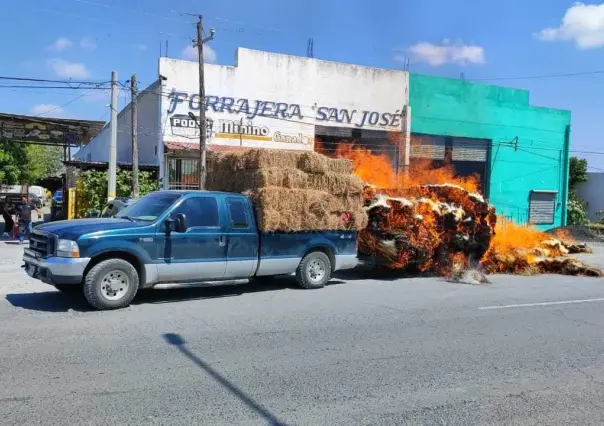 Arde camioneta con remolque cargada con paja en Cadereyta Jiménez