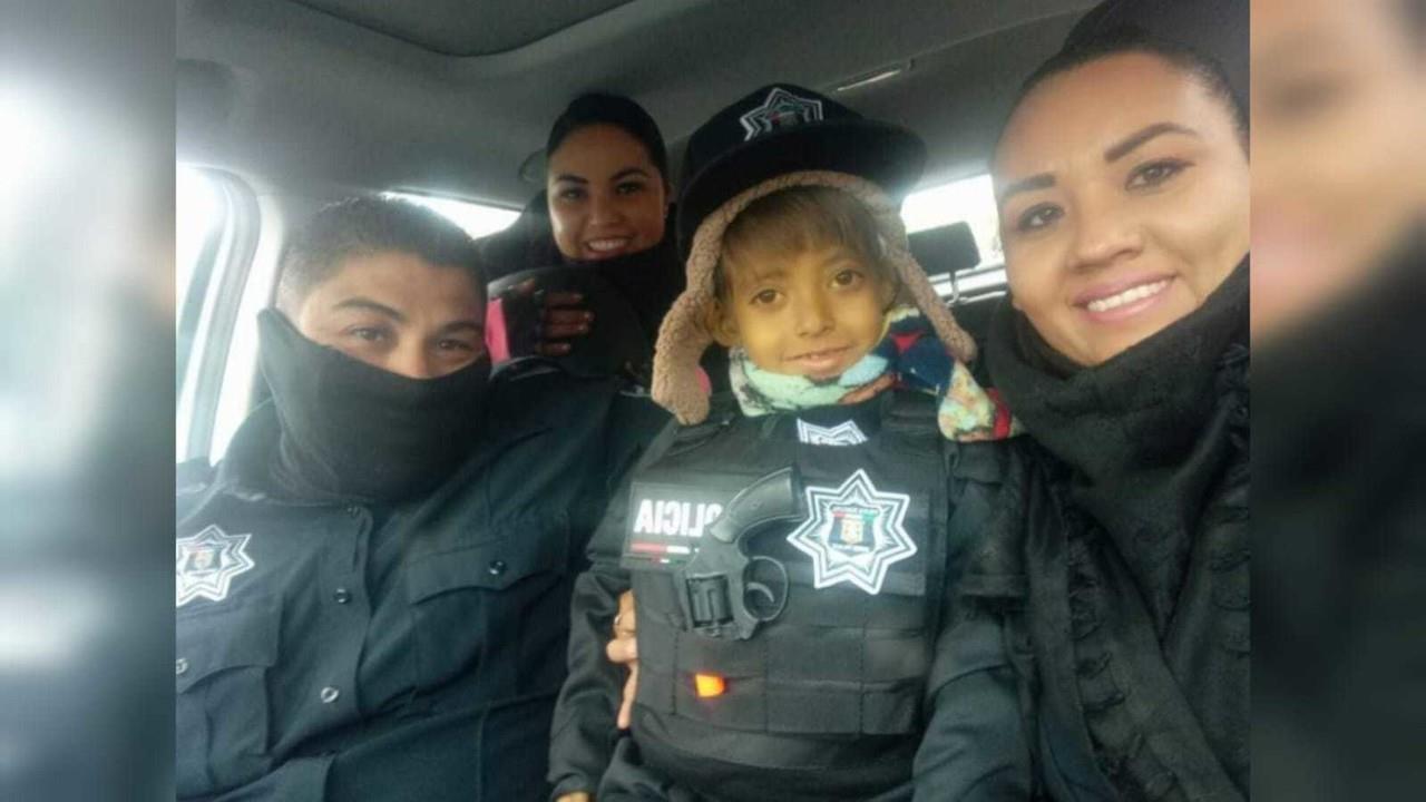 Oficiales dan último adiós a Jesús, niño que fue policía por un día