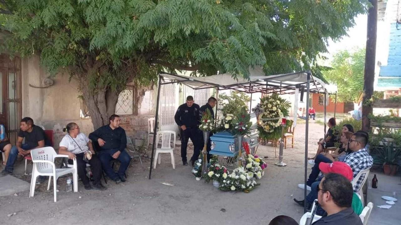 Oficiales dan último adiós a Jesús, niño que fue policía por un día