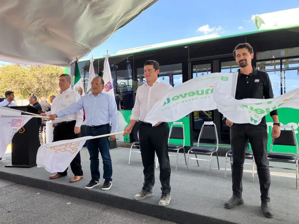 Durante la entrega de 10 unidades del transmetro que se realizó en el municipio de Escobedo, el gobernador anunció el beneficio para los usuarios. Foto: Rosy Sandoval