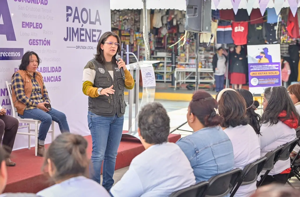 La diputada Paola Jiménez hizo entrega de tarjetas de descuentos. Crédito: Legismex.