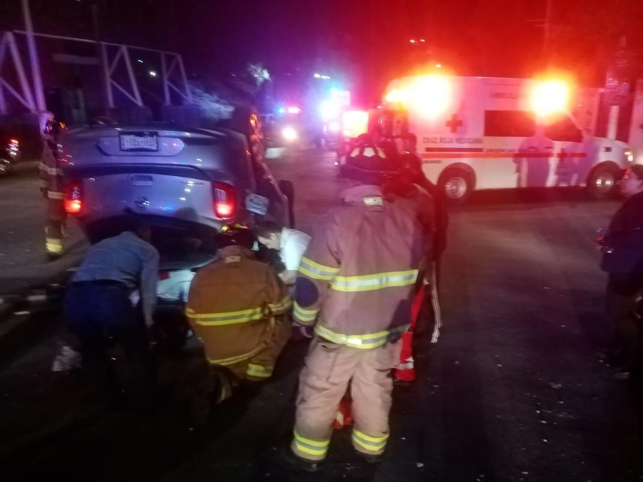 conductor de un automóvil Nissan March volcó y resultó lesionado frente al Estadio de Beisbol. Foto: Especial.