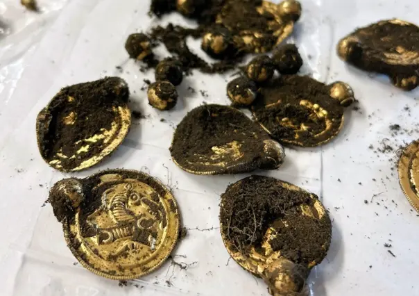 Hombre encuentra joyas de oro de hace 1.500 años con detector de metales