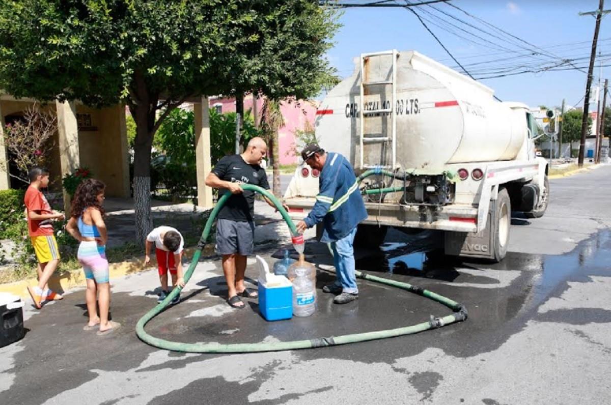 Abastecen de agua a colonias ante recortes en Escobedo