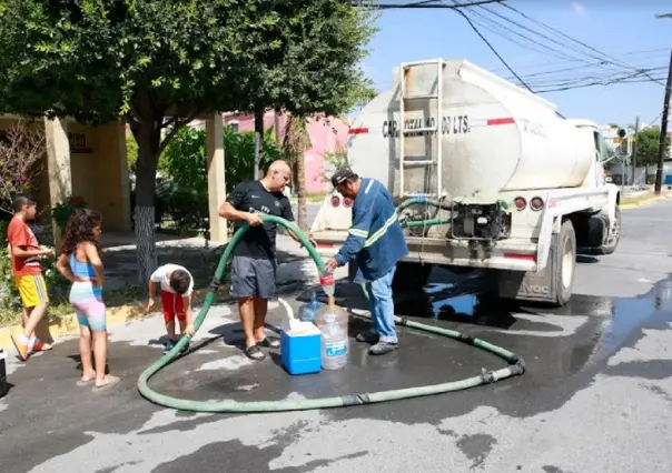 Abastecen de agua a colonias ante recortes en Escobedo
