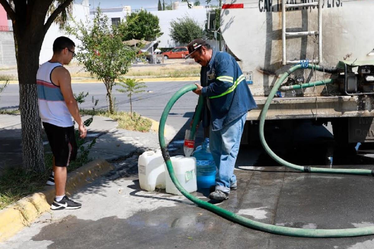 Abastecen de agua a colonias ante recortes en Escobedo