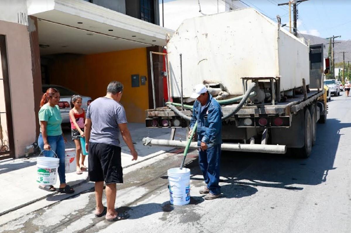 Abastecen de agua a colonias ante recortes en Escobedo