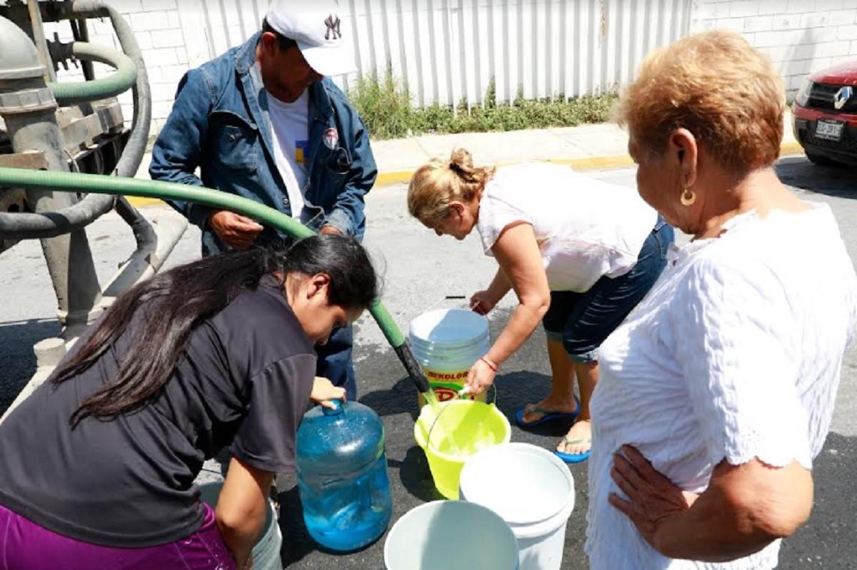 Abastecen de agua a colonias ante recortes en Escobedo