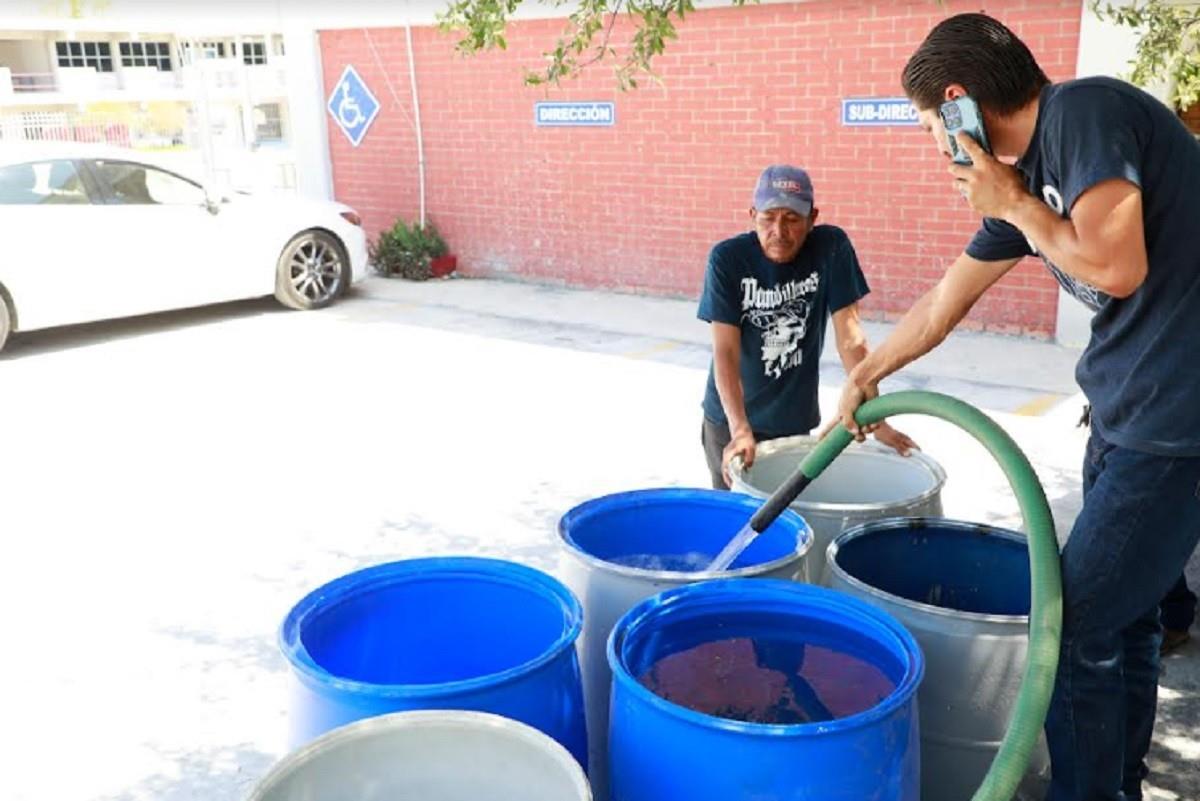 Abastecen de agua a colonias ante recortes en Escobedo