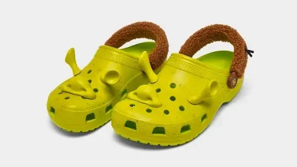 El modelo de Crocs que formará parte de la colaboración con Shrek es la Classic Clog, la cual luce como un “verdadero” ogro, ya que tiene el mismo tono de piel que da el personaje de DreamWorks. Foto: Footwear News.