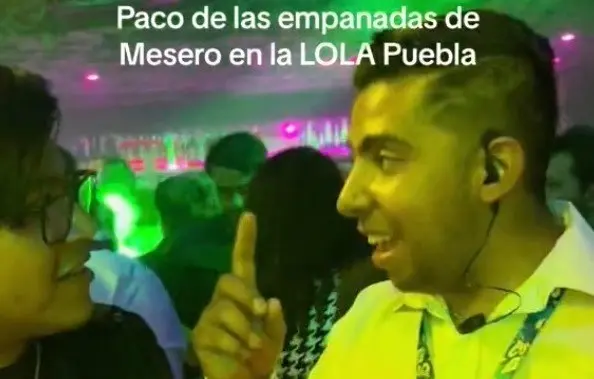 Mediante un TikTok se aprecia como Paco se encuentra trabajando como mesero en un antro de Puebla llamado “La Lola”, el cual ya se volvió viral en las redes sociales. Foto: TikTok @javiergalarvg.