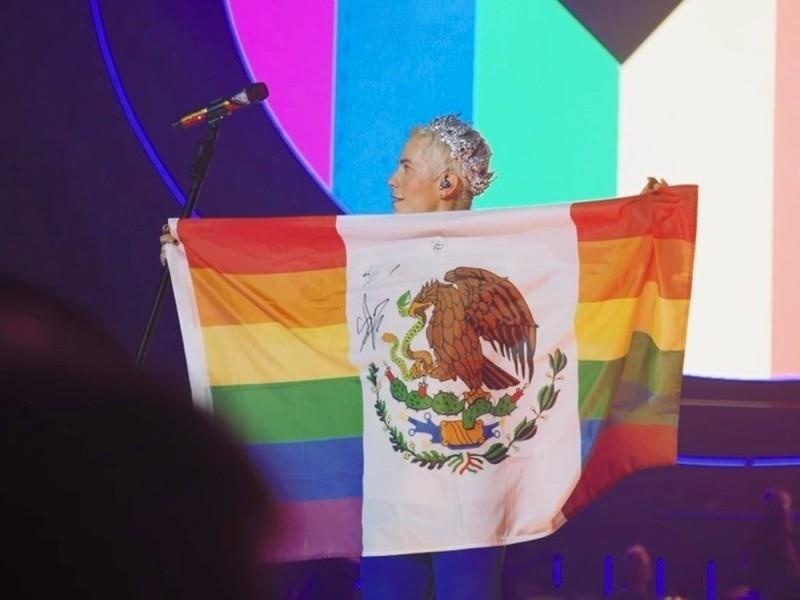 En el video se ve como Christian Chávez ondea la bandera y después da un discurso en el que menciona que por años le costó trabajo amarse a sí mismo. Foto: Instagram christianchavezreal.