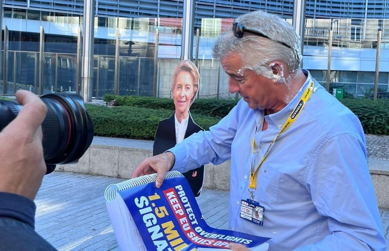 Los pasteles de crema fueron lanzados por dos activistas ambientales. Foto: X @Ryanair.