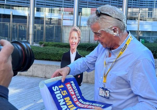 Dan pastelazos al CEO de Ryanair en protesta