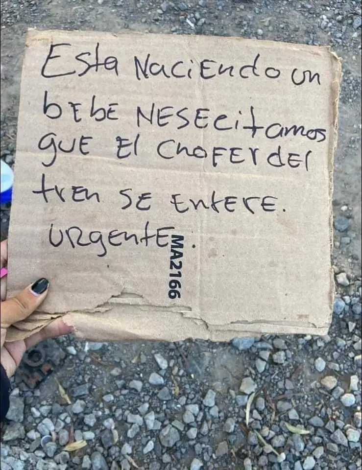 Increíble historia de una familia venezolana que enfrenta el parto en el tren de la Bestia. Foto: Iván Macías