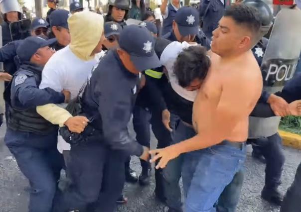 VIDEO: Violento desalojo de bloqueo en Toluca, hay 7 detenidos