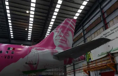 Viva Aerobus revela avión rosa con rostro y nombre de Juan Gabriel