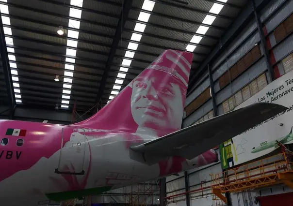 Viva Aerobus revela avión rosa con rostro y nombre de Juan Gabriel