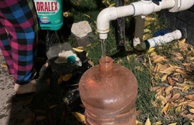 Acarrean vecinos agua ante la falta del vital líquido