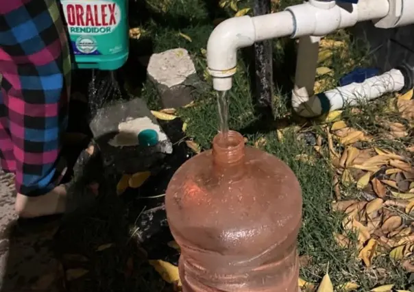 Acarrean vecinos agua ante la falta del vital líquido