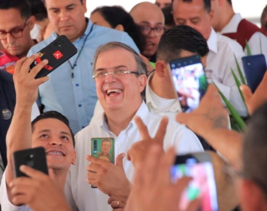 La encuesta arrojó resultados a favor de Claudia Sheinbaum, ex Jefa de Gobierno de la Ciudad de México, lo cual no fue del agrado de Ebrard. Foto: Twitter.