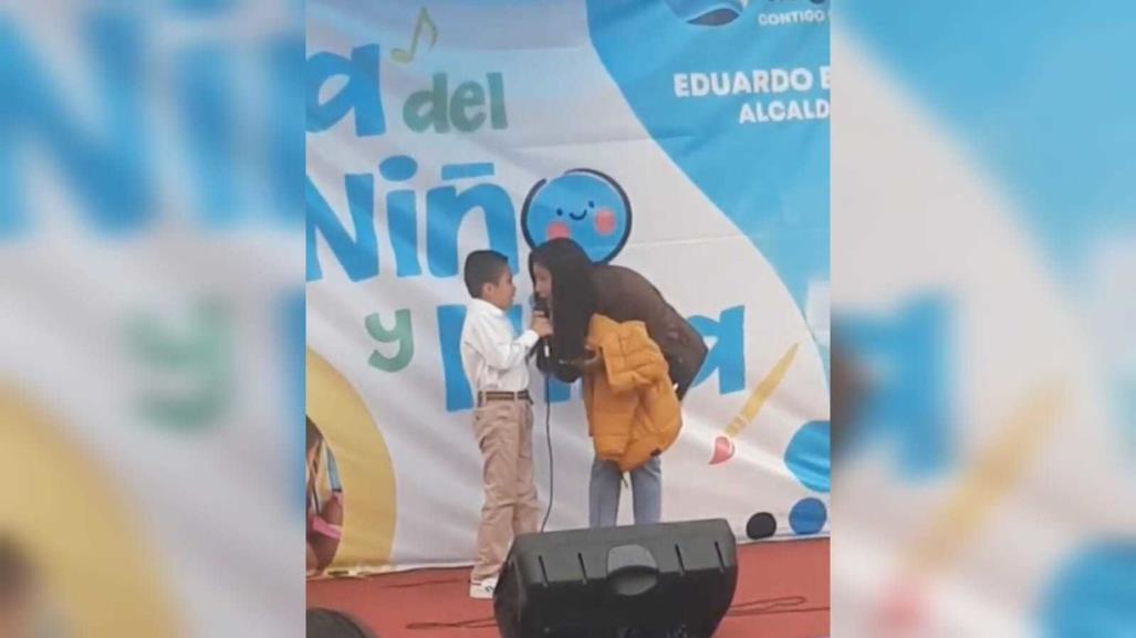 Niño sufre pánico en concurso, pero mamá entra al rescate con Tu falta de querer