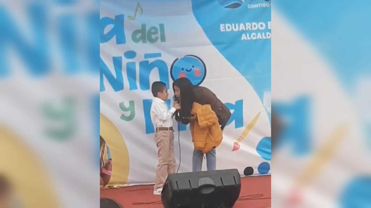 En las imágenes se aprecia al pequeño cantando el éxito de la cantautora chilena, Mon Laferte, pero justo en las notas más altas, parecía perder la voz, por lo que de entre el público apareció su mamá y subió al escenario. Foto: Captura de pantalla