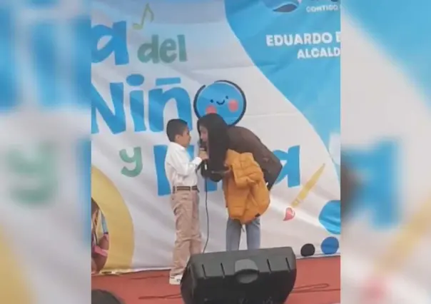 Niño sufre pánico en concurso, pero mamá entra al rescate con Tu falta de querer