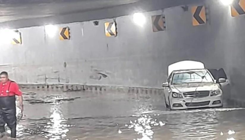 La fuerte lluvia inundó el sitio y el agua comenzó a entrar al auto por lo que ambos quedaron atrapados en la inundación. Foto: Especial.