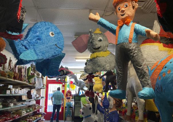 Piñatas en sellos postales: una forma de celebrar la cultura hispana en EU