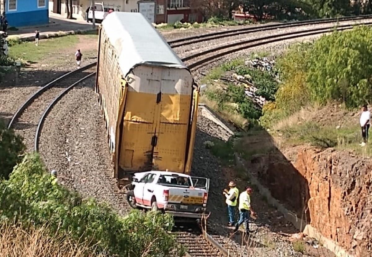 El incidente ocurrió cuando una camioneta colisionó con un vagón de carga vacío perteneciente a la empresa Ferrocarriles Mexicanos, durante maniobras de movilidad en la vía del ferrocarril.  Foto: Facebook PC Estatal Zacatecas