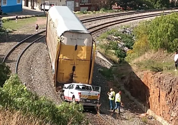 Chocan camioneta y vagón de carga del tren en Zacatecas