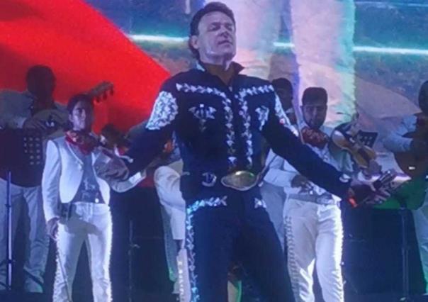 Pedro Fernández enamora a sus fans en Monterrey con Te Doy la Vida Tour